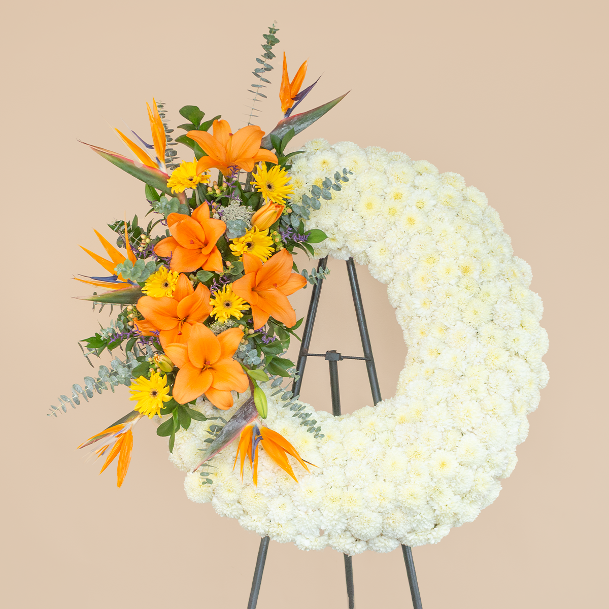 CORONA PARAÍSO CON LIRIOS Y GERBERAS NARANJAS