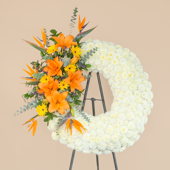 CORONA PARAÍSO CON LIRIOS Y GERBERAS NARANJAS