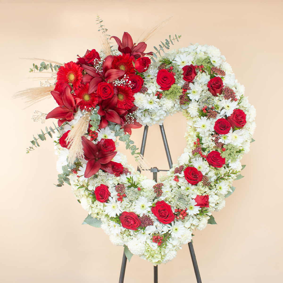 CORONA CORAZÓN CON ROSAS Y LIRIOS ROJOS