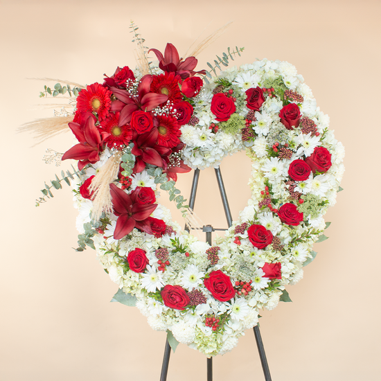 CORONA CORAZÓN CON ROSAS Y LIRIOS ROJOS