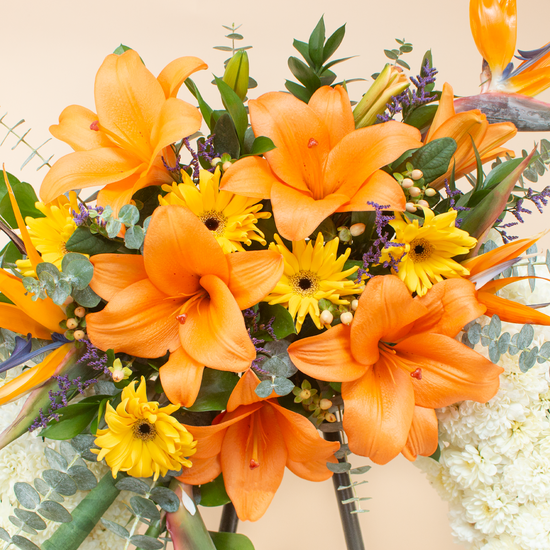 CORONA ATARDECER CON LIRIOS Y GERBERAS NARANJAS