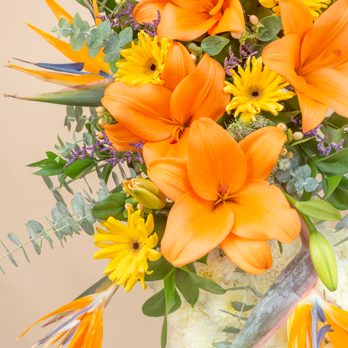 CORONA PARAÍSO CON LIRIOS Y GERBERAS NARANJAS
