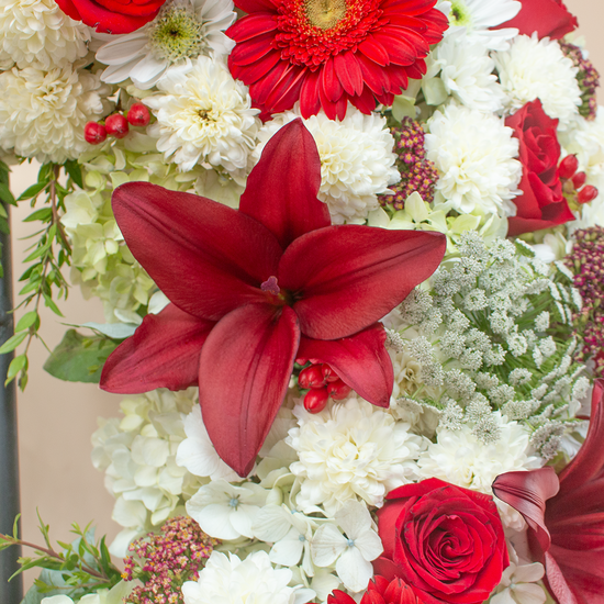 CORONA CON GERBERAS Y LIRIOS ROJOS
