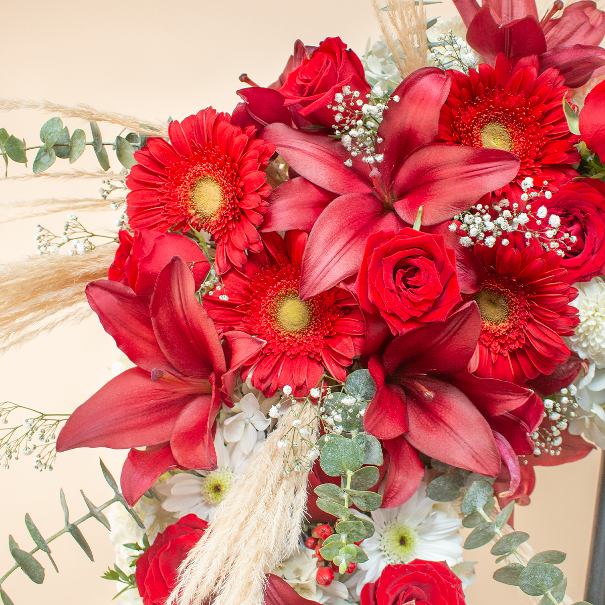 CORONA CORAZÓN CON ROSAS Y LIRIOS ROJOS