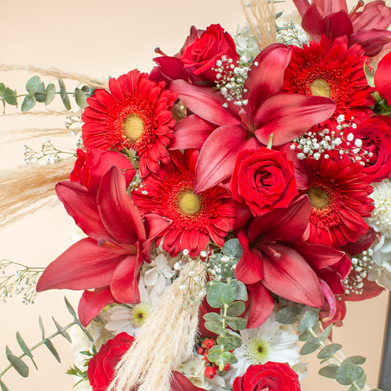 CORONA CORAZÓN CON ROSAS Y LIRIOS ROJOS