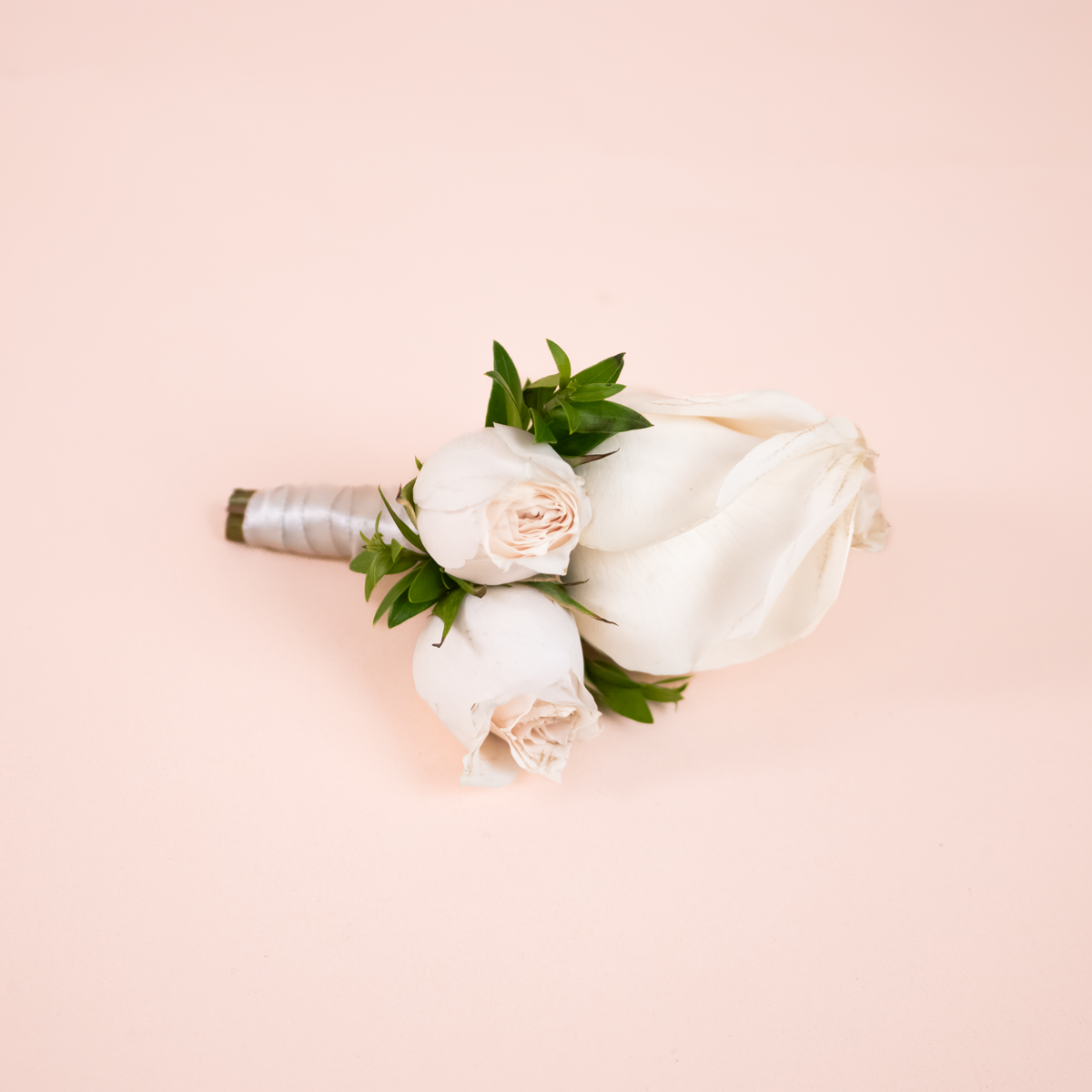 BOUTONNIERE ROSA Y MINI ROSAS