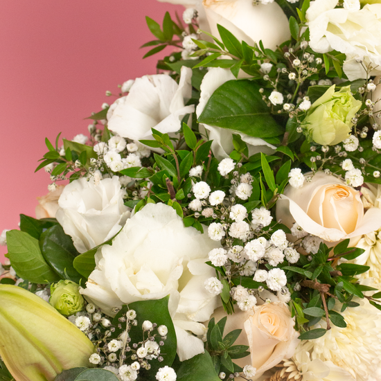 Corona Corazon con Rosas blancas y lirios