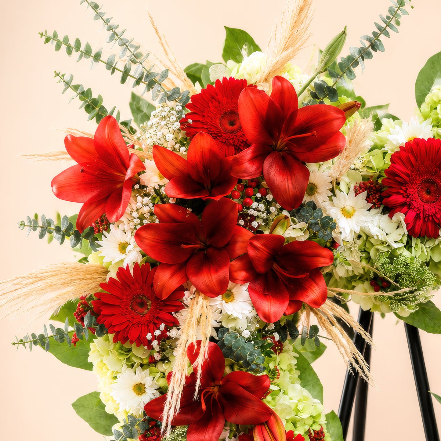 CORONA CORAZÓN ORTENCIAS Y GERBERAS ROJAS
