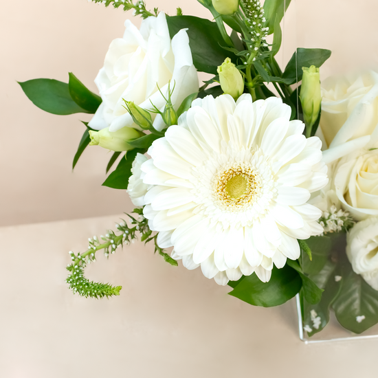 CANASTA DE CRISTAL FLORES BLANCAS