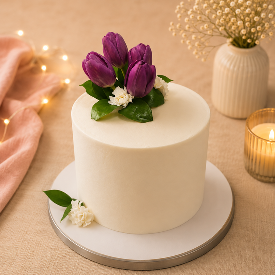 Torta Blanca con Tulipanes Naturales