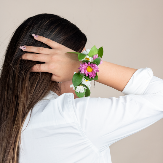 CORSAGE MARGARITAS PARA MANO