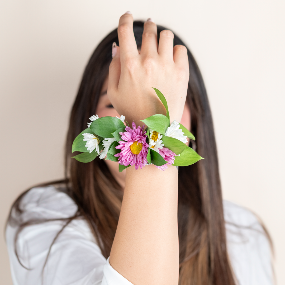 CORSAGE MARGARITAS PARA MANO