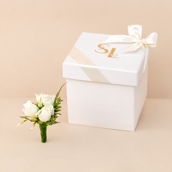 BOUTONNIERE MINI ROSAS BLANCAS PARA PECHO