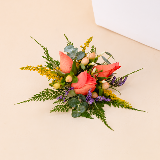 CORSAGE MINI ROSAS NARANJAS PARA MANO