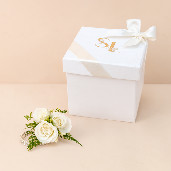 CORSAGE MINI ROSAS BLANCAS PARA MANO