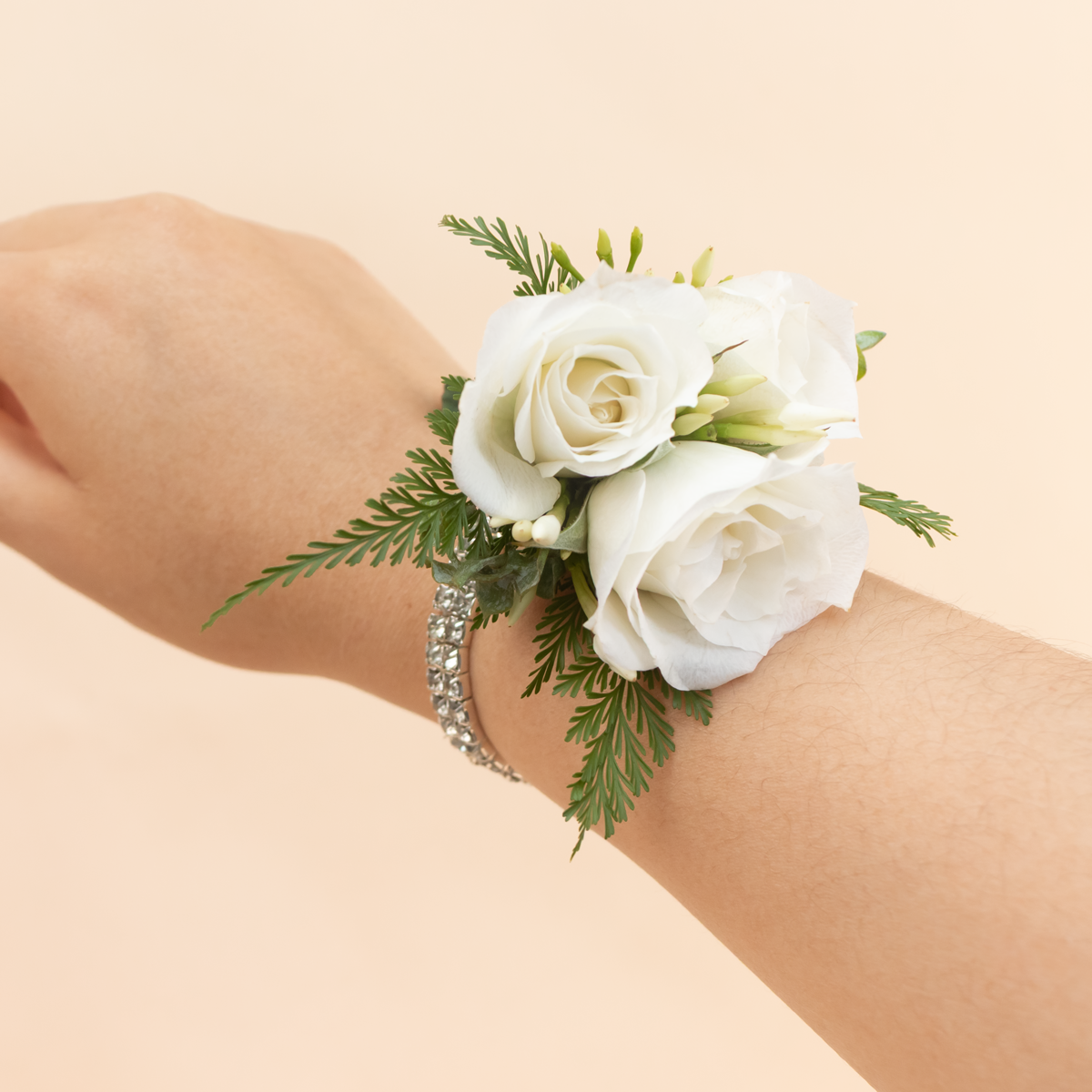 CORSAGE MINI ROSAS BLANCAS PARA MANO