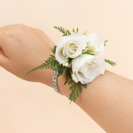 CORSAGE MINI ROSAS BLANCAS PARA MANO