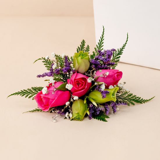 CORSAGE MINI ROSAS FUCSIAS PARA MANO