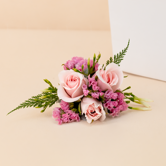 CORSAGE MINI ROSAS ROSADAS PARA MANO