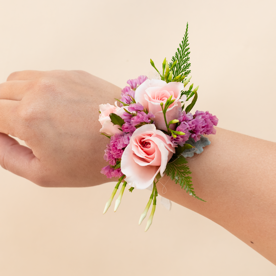 CORSAGE MINI ROSAS ROSADAS PARA MANO