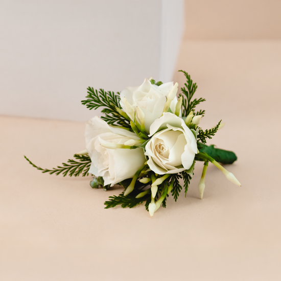 BOUTONNIERE MINI ROSAS BLANCAS PARA PECHO
