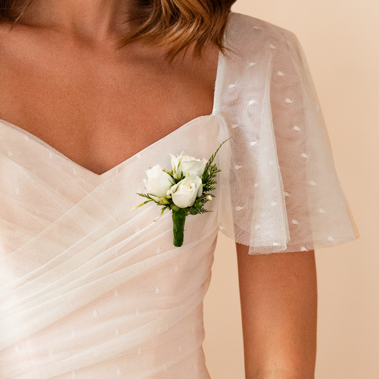BOUTONNIERE MINI ROSAS BLANCAS PARA PECHO