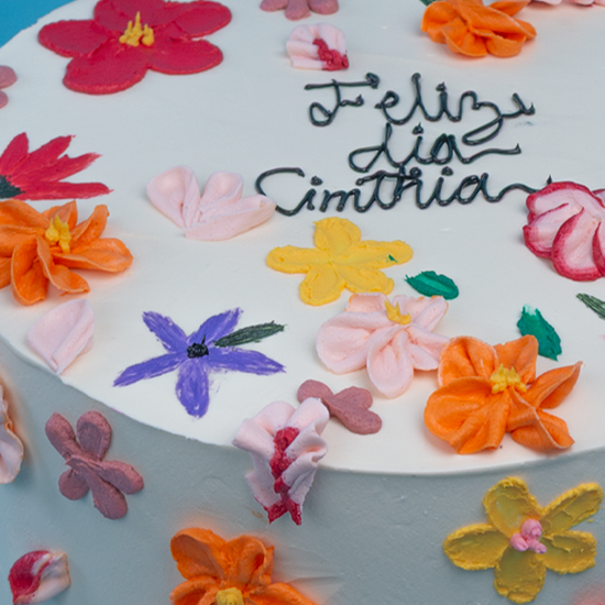 Torta con flores de colores