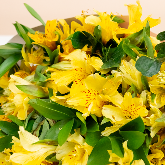 RAMO DE ASTROMELIAS AMARILLAS AÑO NUEVO