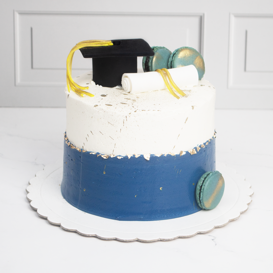 Torta de Graduación azul con macarrons