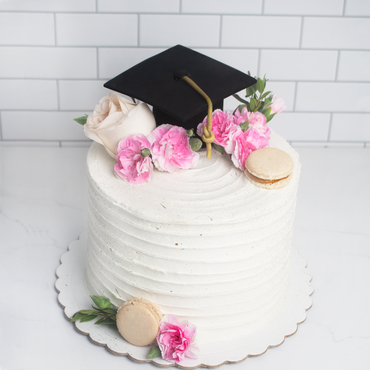 Torta de Graduación con flores y macarrons