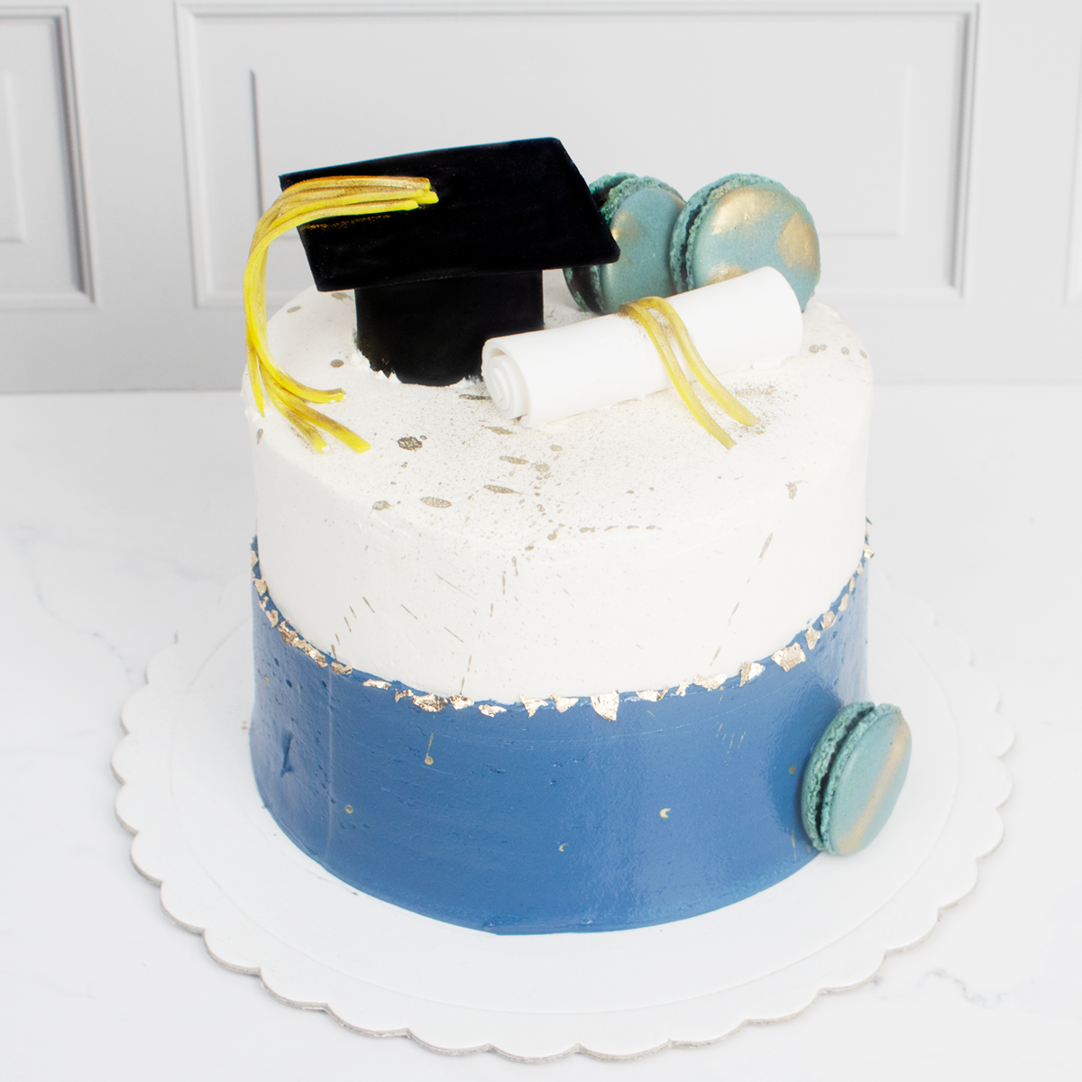 Torta de Graduación azul con macarrons