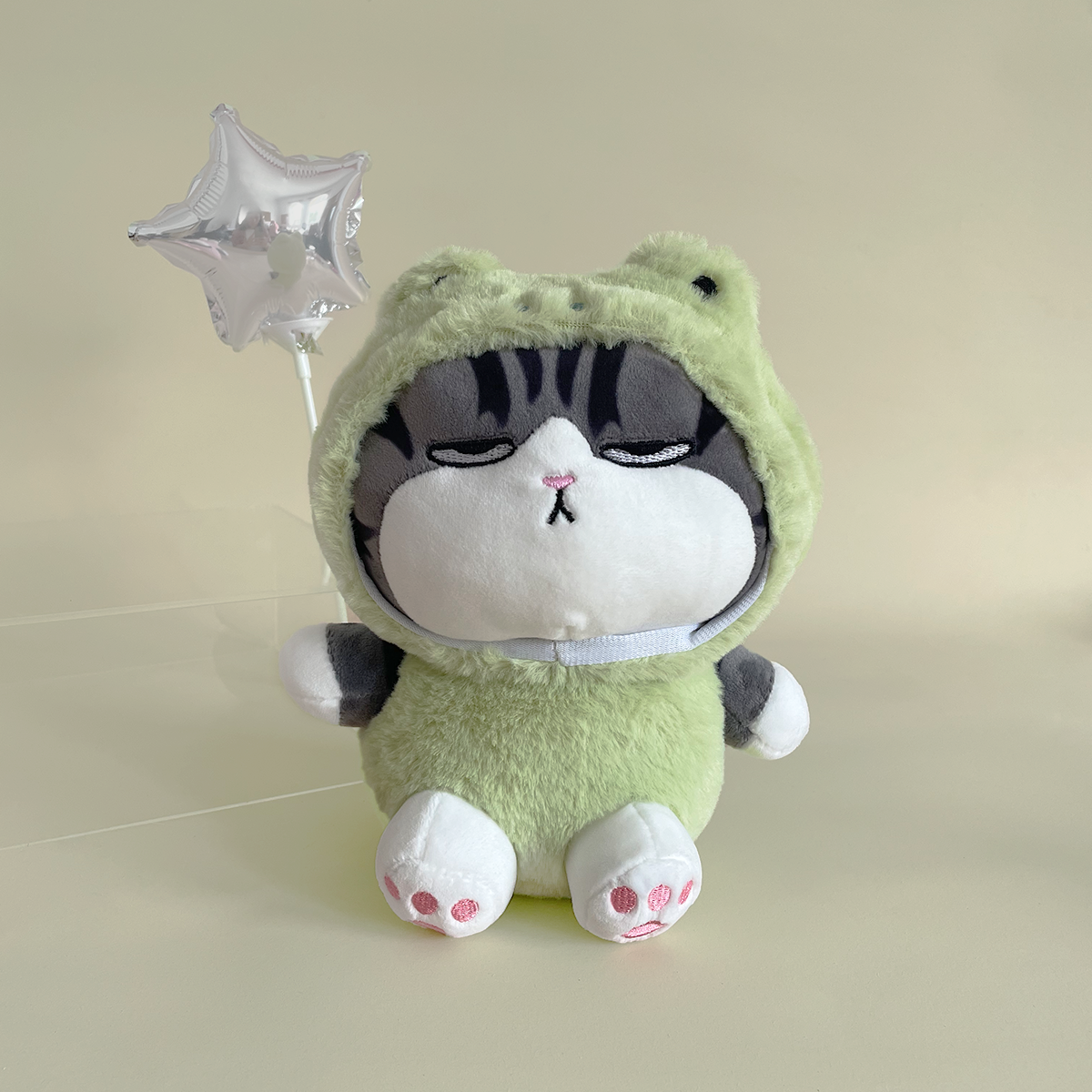 Gatito Serio con Disfraz Verde